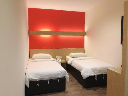 Postel nebo postele na pokoji v ubytování Tras Mutiara Hotel Bentong