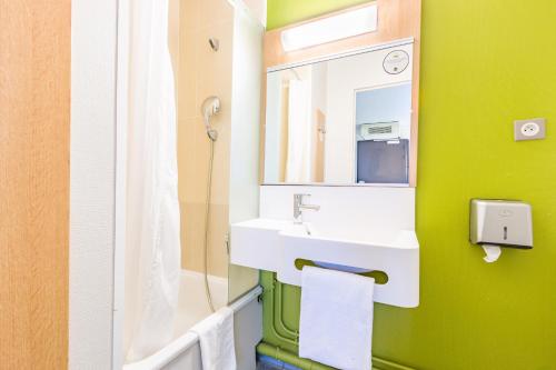 y baño con lavabo y espejo. en B&B HOTEL TOURS Sud Joué-lès-Tours, en Joué-lès-Tours