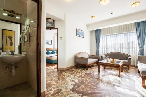 Area tempat duduk di Hotel Le Himalaya by Best Resort Nepal