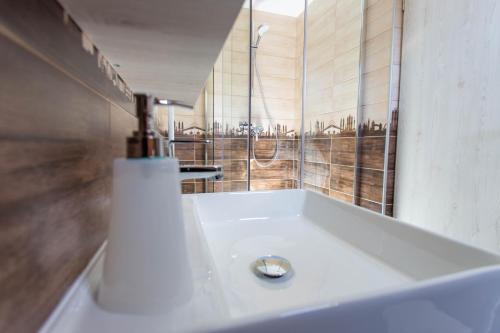 a white bath tub with a window in a bathroom at Apartamente Primaverii in Buşteni