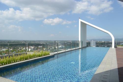 una piscina en la azotea de un edificio en The Cabin Apartment Uttara en Yogyakarta