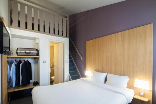 Ένα ή περισσότερα κρεβάτια σε δωμάτιο στο B&B HOTEL Troyes Barberey