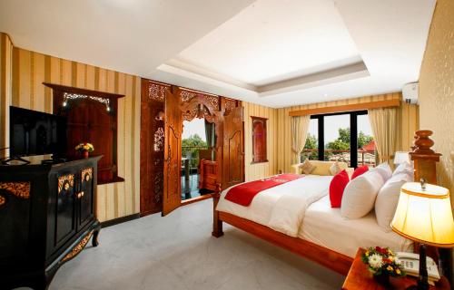 Кровать или кровати в номере Puri Saron Hotel Baruna Beach Lovina