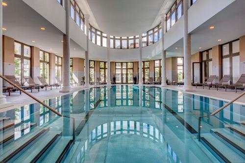 
The swimming pool at or near Grand Hotel des Bains Kempinski
