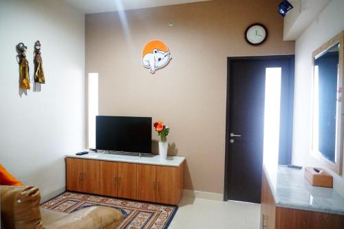 Μια τηλεόραση ή/και κέντρο ψυχαγωγίας στο The Cabin Apartment Uttara