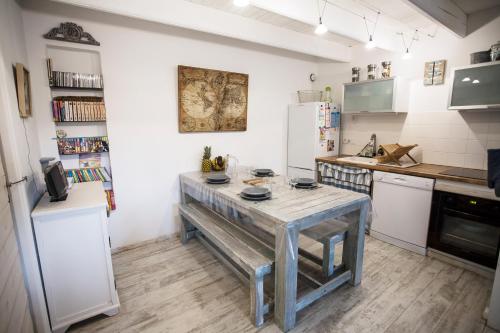 une cuisine avec une table au milieu dans l'établissement La Maison Bleue, à Baden