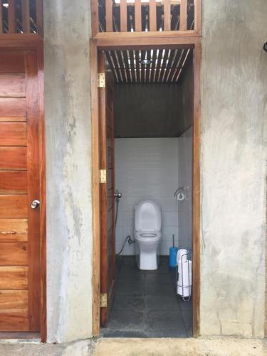 Bilik mandi di B&R Hostel Nagtabon