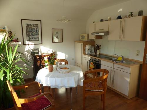 eine Küche mit einem Tisch und einem weißen Tischtuch darauf in der Unterkunft Schwarzwald-Ferienwohnungen Begert in Baiersbronn