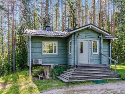 Cette petite maison bleue dispose d'une terrasse couverte et d'escaliers. dans l'établissement Holiday Home Tuuliranta by Interhome, à Nurmes