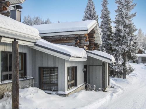 ルカにあるHoliday Home Rukaköngäs 25 by Interhomeの屋根に雪が積もった丸太キャビン