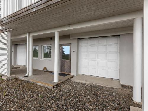 una fila de puertas de garaje en una casa en Holiday Home Ylläksen rinnemäki b by Interhome, en Ylläs