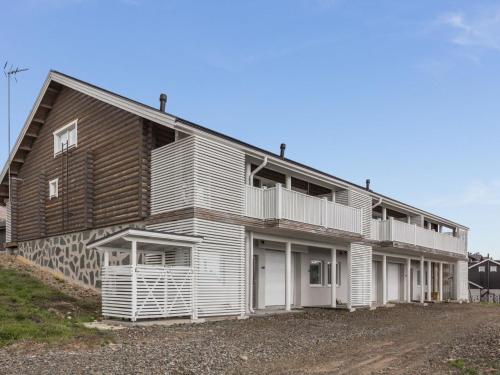 Una gran casa de madera con balcones en un lateral. en Holiday Home Ylläksen rinnemäki b by Interhome, en Ylläs