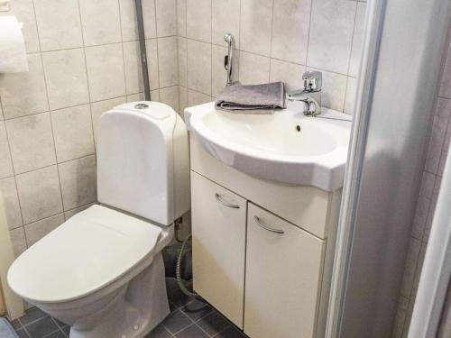 ein Badezimmer mit Toilette und Waschbecken in der Unterkunft Holiday Home Karitahko a 3 by Interhome in Tahkovuori