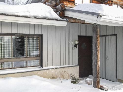 ルカにあるHoliday Home Rukaköngäs 25 by Interhomeの雪の中の扉のある家