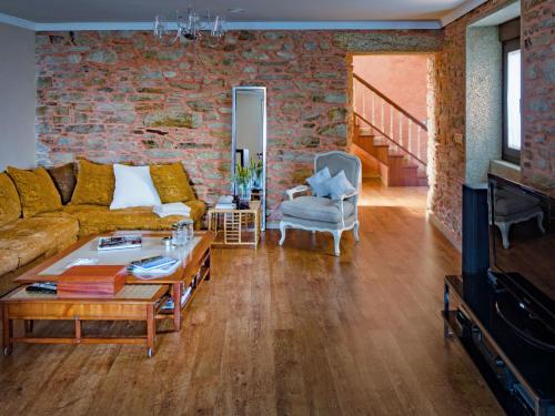uma sala de estar com um sofá e uma parede de tijolos em Holiday Home Avoa Dolores by Interhome em Villanueva