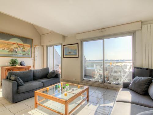 un salon avec deux canapés et une table en verre dans l'établissement Apartment Terrasses d'Emeraude-4 by Interhome, à Dinard