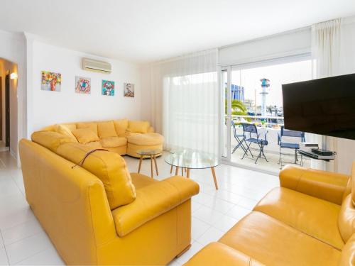 Televízia a/alebo spoločenská miestnosť v ubytovaní Apartment Port Rhodes by Interhome