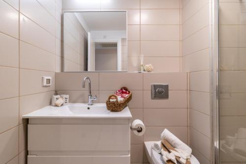 ein Bad mit einem Waschbecken und einem Spiegel in der Unterkunft Luxury One-Bedroom Apartment/parking in city center in Jerusalem