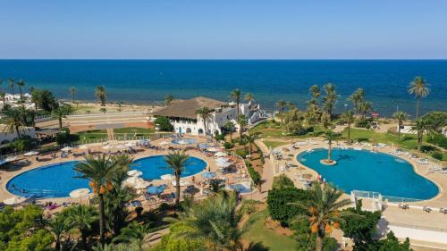 eine Luftansicht eines Resorts mit zwei Pools in der Unterkunft Shems Holiday Village & Aquapark in Monastir