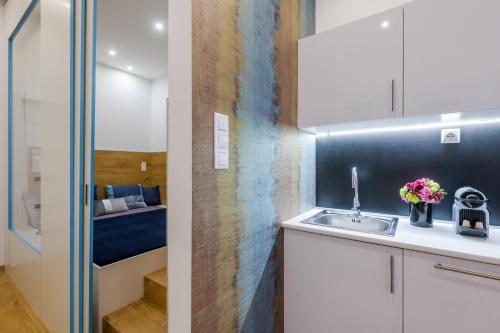 Virtuvė arba virtuvėlė apgyvendinimo įstaigoje Amber / Navy Design Apartments with A/C