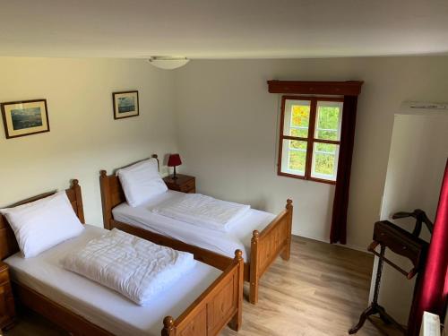 twee bedden in een kamer met een raam bij Haus Onel in Schmallenberg