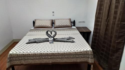 Hotel Ashoka (Authentic Indian Cuisine) 객실 침대