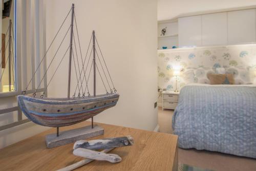 een houten boot op een tafel naast een bed bij Old Templars Cottage in Spittal