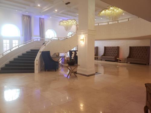 Ruang duduk di 2 Bedroom 2 Bath Beachfront Condo on Miami Beach Millionaire Row