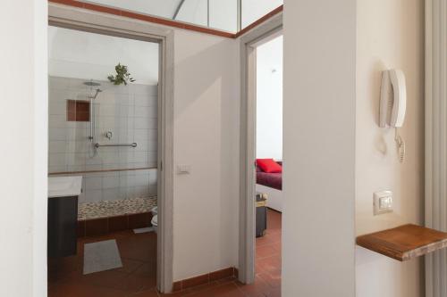 een badkamer met een douche en een toilet in een kamer bij Appartamento 123 in Prato