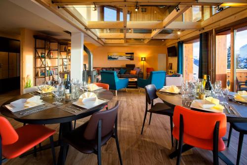 une salle à manger avec une table et des chaises dans l'établissement Chalet l’Aiglon, à La Rosière