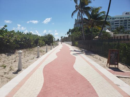 Gambar di galeri bagi 2 Bedroom 2 Bath Beachfront Condo on Miami Beach Millionaire Row di Miami Beach