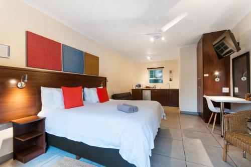 Il comprend une chambre avec un grand lit et une cuisine. dans l'établissement Africa Beach B&B, à Port Elizabeth