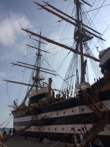un grand bateau de pirates amarré dans un port dans l'établissement Gioiello di Venezia, Suite Calle del Forno, à Venise