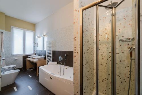 W łazience znajduje się wanna, prysznic i umywalka. w obiekcie Hotel Mioni Royal San w mieście Montegrotto Terme