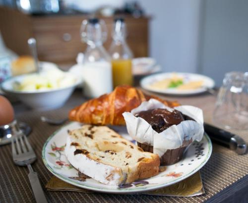 a table with a plate of bread and pastries at B&B Achterhoeks Halle in Halle