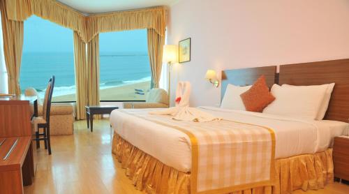 Ένα ή περισσότερα κρεβάτια σε δωμάτιο στο The Quilon Beach Hotel and Convention Center