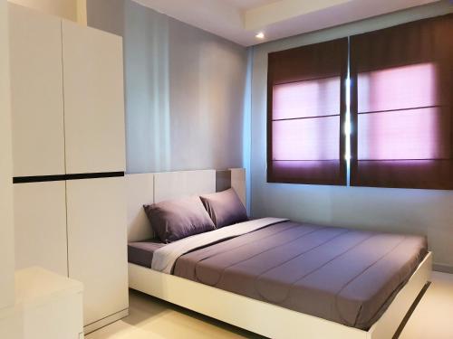 Una cama o camas en una habitación de The Sriracha Residence