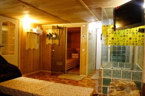 Pokój z pokojem z prysznicem i telewizorem w obiekcie Rayske Yabloko w Lwowie