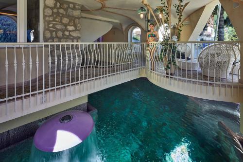 Bazén v ubytování Mountain Hotel Mezdì nebo v jeho okolí