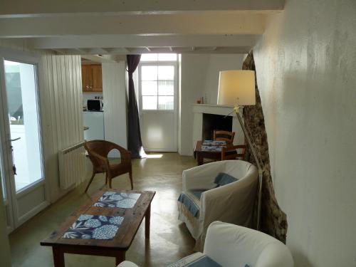 Η κουζίνα ή μικρή κουζίνα στο Maison du Port - centre ville - à deux pas de l'arrivée des bateaux