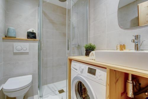 a bathroom with a washing machine and a sink at SCHUSS B4 in Morzine