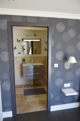 a bathroom with a sink and a mirror at Le Mazet d'Emilia avec jardin et piscine privés in Cucuron
