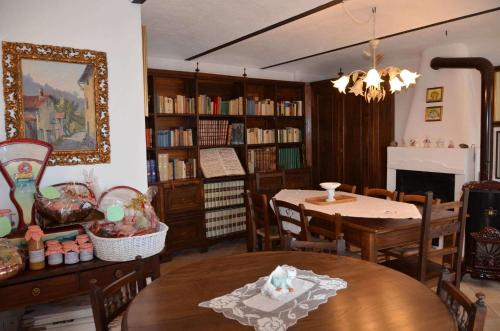 La Corte Di Gerardo في Tonco: غرفة معيشة مع طاولة وكراسي وغرفة طعام