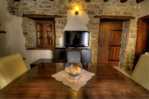 Μια τηλεόραση ή/και κέντρο ψυχαγωγίας στο Traditional Stone House Kotli