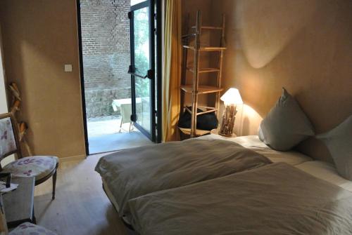 Ένα ή περισσότερα κρεβάτια σε δωμάτιο στο Double room on farm (La ferme du Tao)