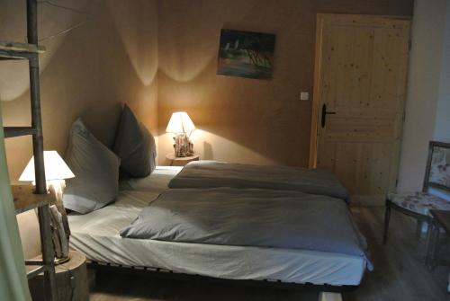 Ένα ή περισσότερα κρεβάτια σε δωμάτιο στο Double room on farm (La ferme du Tao)