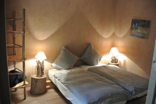 Ένα ή περισσότερα κρεβάτια σε δωμάτιο στο Double room on farm (La ferme du Tao)