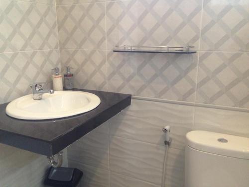 a bathroom with a sink and a toilet at Wina Ubud B&B in Ubud
