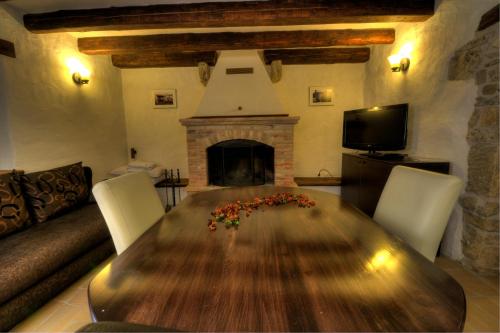 Μια τηλεόραση ή/και κέντρο ψυχαγωγίας στο Traditional Stone House Kotli