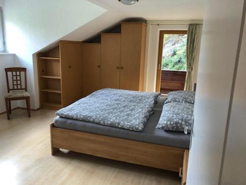 Schlafzimmer mit einem Bett und einem Fenster in der Unterkunft Kienburg in Matrei in Osttirol